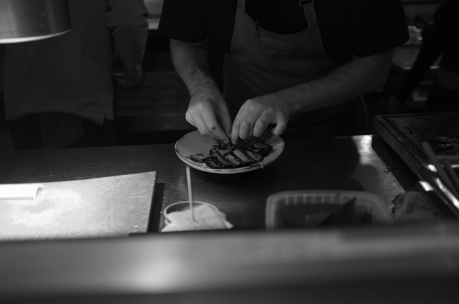 IA para restaurantes: tela de sistema com gráficos e cardápio digital