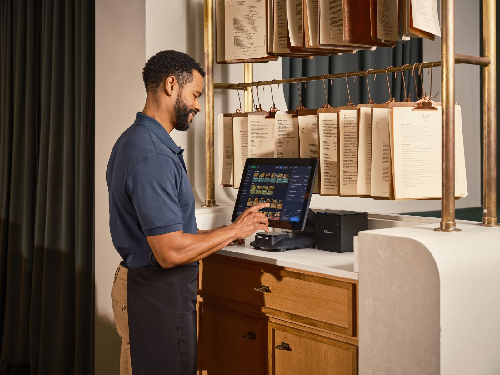 Equipe de restaurante utilizando software de IA em tablet