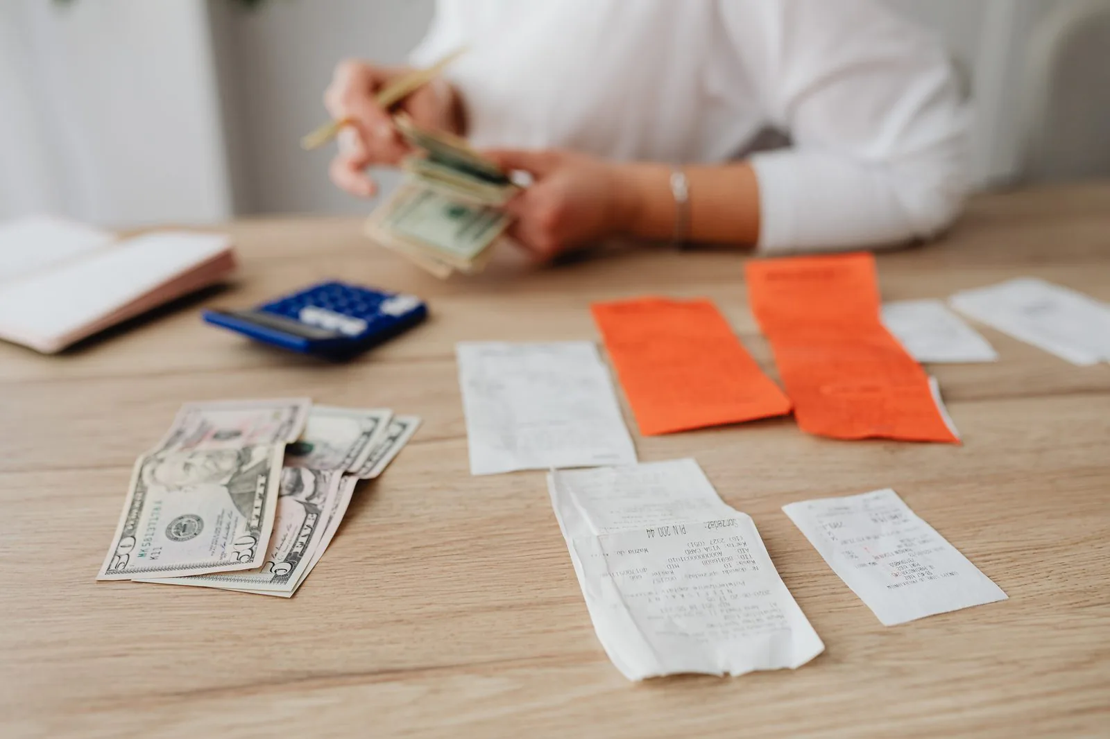Um fluxo de caixa livre positivo e crescente é um forte indicativo da saúde financeira do seu restaurante. Ele demonstra a capacidade do negócio de gerar valor e de se sustentar no longo prazo. É um indicador chave para investidores e para a avaliação do sucesso do seu empreendimento.